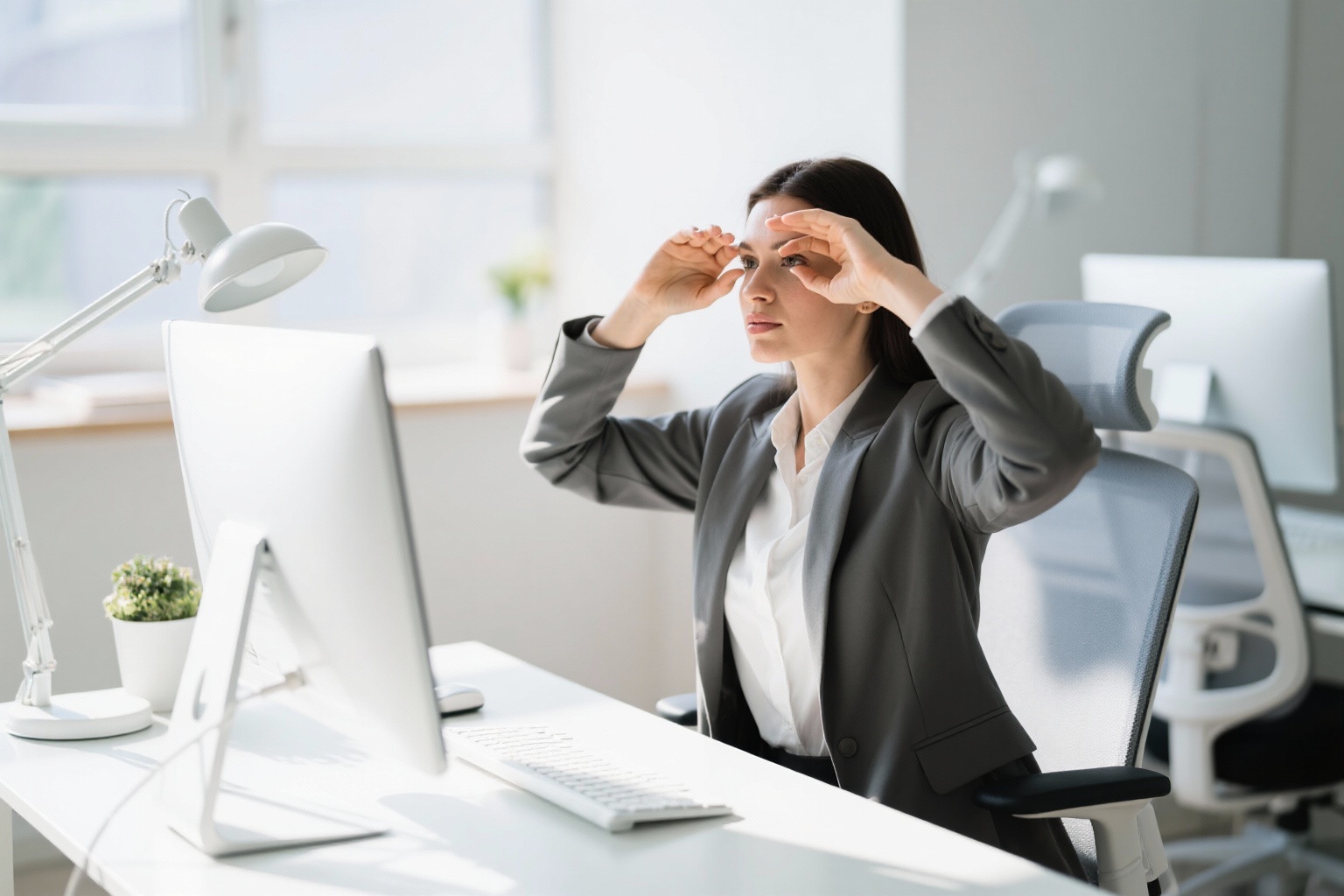 Latihan mata di meja kerja